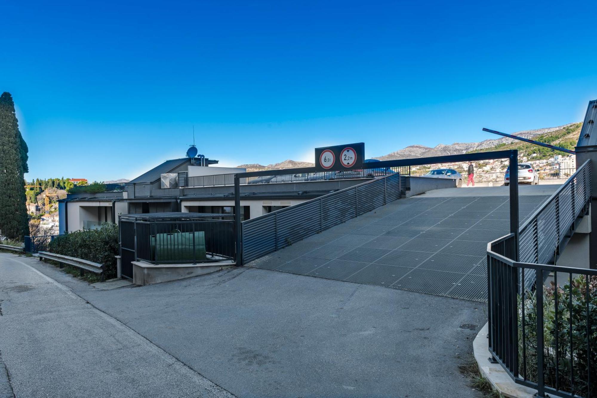 Lupo Gravosa Free Parking